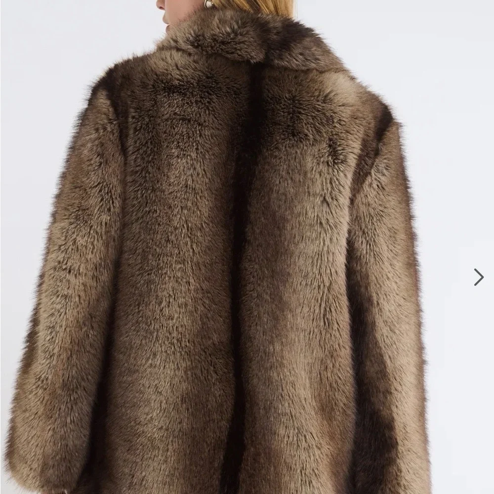 Luxurious Brown Faux Fur Coat - Picture 3 of 4